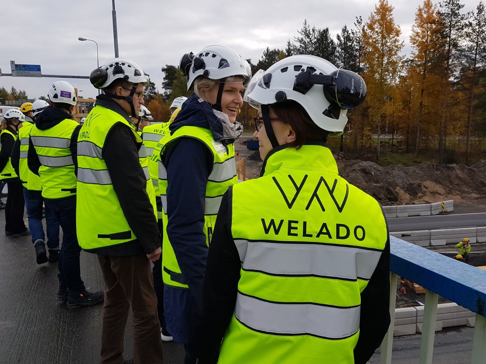 weladon työntekijöitä sillalla